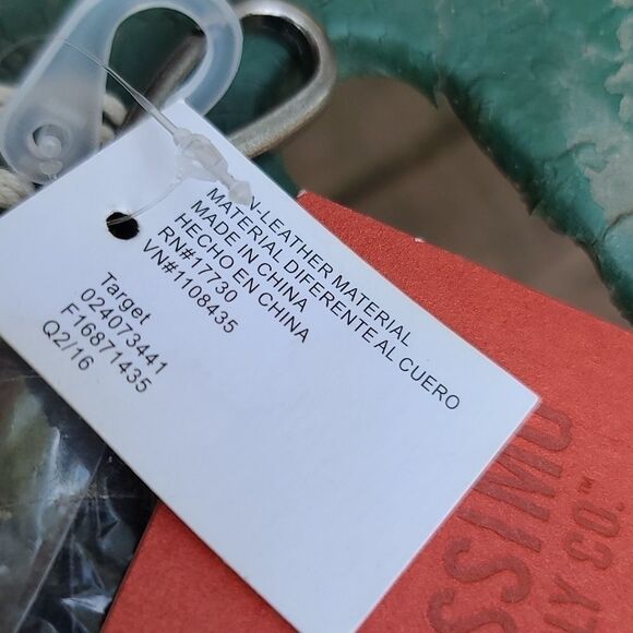 3/10$ Black tassle hook with E on chain - Picture 3 of 7